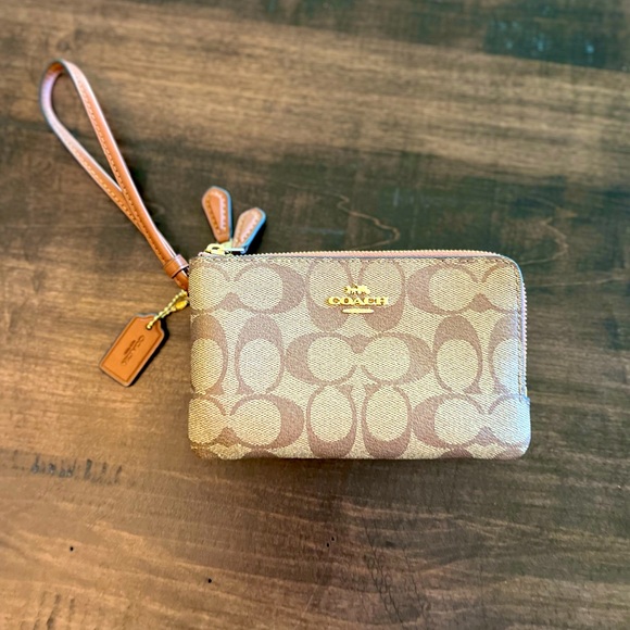New Coach Wristlet - Picture 1 of 5